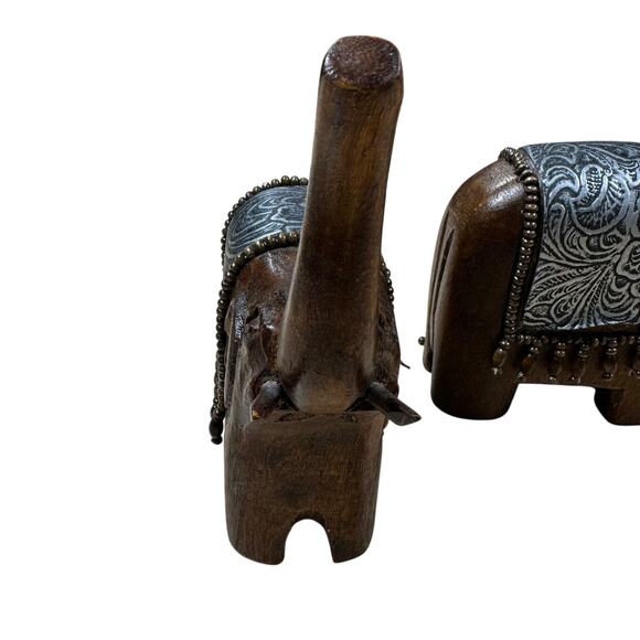 Wooden Craved Set of 2 Elephants With Bead Work Some Damaged Good Condition - Picture 4 of 7